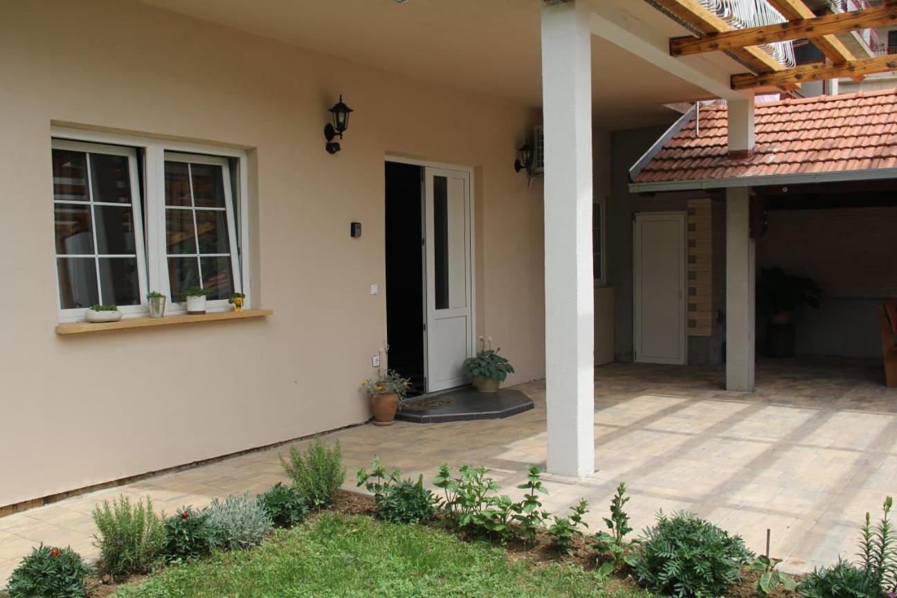 Apartman Lilium Книн Екстер'єр фото
